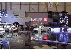 Посетители Женевского автосалона смогли оценить стратегию «симбиоза» главы Fiat Серджио Маркионне в действии: менеджер принял решение продемонстрировать на автошоу слияние Chrysler и Lancia, представив их на одном стенде. 