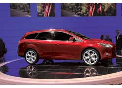 После американского дебюта хэтчбека и седана Ford Focus в Женеве представили версию с кузовом универсал.
