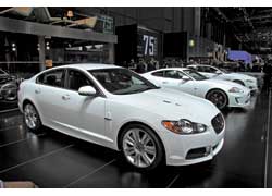 Максимальная скорость версии XFR ограничена электроникой на отметке 250 км/ч, а на разгон до 100 км/ч требуется 4,9 секунды.