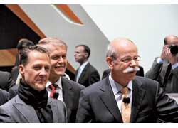 Семикратный чемпион Формулы-1 Михаэль Шумахер и руководитель Daimler AG Дитер Цетше – главные действующие лица презентации новинок марки Mercedes-Benz.