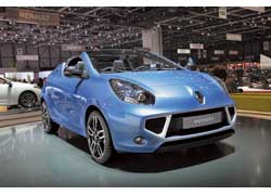 Двухместное купе-кабриолет Renault Wind построено на платформе хэтчбека Twingo.