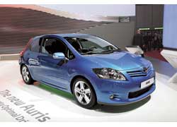 Плановое обновление коснулось Toyota Auris. Новинка отличается бамперами, светотехникой и облицовкой радиатора.