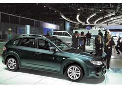 Узнать Impreza XV можно по защитному обвесу, рейлингам, увеличенному клиренсу и иной облицовке радиатора.