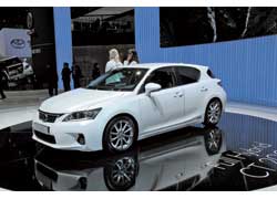 Гибридный Lexus CT 200h оснащен 1,8-литровым бензиновым мотором и электродвигателем мощностью 60 кВт.