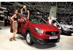 Nissan Qashqai и его более вместительный собрат Qashqai+2 получили новые бамперы, светотехнику и облицовку радиатора.