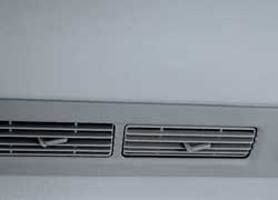 Над дверьми установлены специальные дефлекторы системы «воздушного занавеса». Мощные вентиляторы создают своеобразный воздушный заслон, который не дает проникать в салон теплому воздуху. 