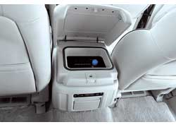 Бокс между передними сиденьями – это холодильник на 6 поллитровых бутылок воды. Он может открываться как со стороны передних пассажиров, так и задних.