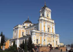 Свято-Троицкий кафедральный собор (костел бернардинцев) построен в 1752–1755 годах.