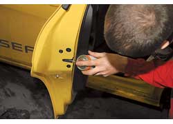 Смазка замков входит в регламент ТО, а уплотнители смазывают за дополнительную плату.