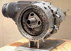 Роторно-поршневой двигатель был изобретен совместно с инженером Вальтером Фройде в 1958 году.