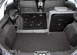 Багажник в Ford просторнее, но при складывании спинок заднего дивана ровного пола, как и в Mazda, не получается.