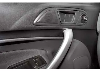 Несмотря на богатое оснащение, в Fiesta электропривод имеют только передние окна.