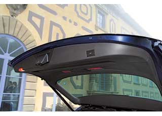 Наличие  электропривода крышки  багажника становится правилом хорошего тона в сегменте премиум SUV.