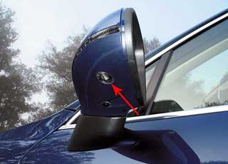 Четыре камеры (в решетке радиатора, зеркалах и на задней двери) обеспечивают круговой обзор.