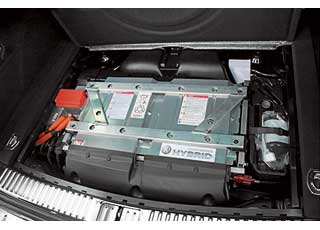 Аккумуляторы (Ni-MH) позволяют проехать только на электротяге со скоростью до 50 км/ч около 2 км.  