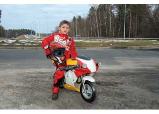Азы управления мотоциклом благодаря мини-байку можно освоить еще в детстве. 