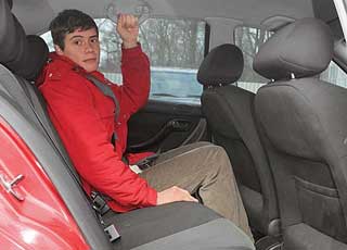 По размеру колесной базы Leon уступает многим конкурентам вне группы VW. Запас места между передними и задними сиденьями небольшой. Спасают специальные углубления в спинках передних кресел.