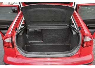 По размеру багажника  Leon  твердый «середнячок» – в «походном» состоянии объем 340 л, против  300 л – у Mazda3, 330 л – у Renault Megane, 350 л – у Ford Focus  и 370 л – у Honda Civic. При необходимости его можно увеличить, сложив спинки заднего сиденья.   