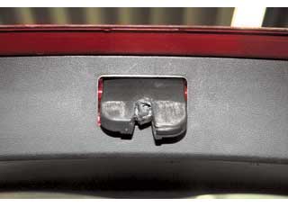 С возрастом может начать дребезжать механизм привода замка крышки багажника.