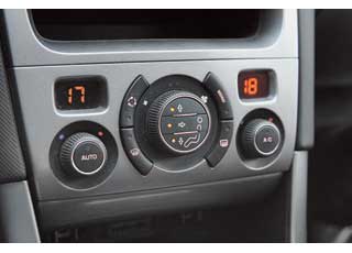 В версии Premium климат-контроль для 308-го с 1,6-литровым мотором и АКП – стандарт.