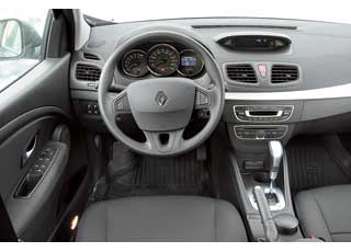 Интерьер Renault вполне соответствует машинам более высокого класса. Для 1,6-литровой версии с АКП круиз-контроль и ограничитель скорости  – опция. 