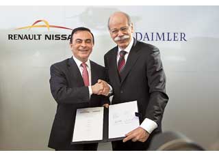 Глава альянса Renault-Nissan Карлос Гон и глава Daimler Дитер Цетше ищут пути сокращения затрат.