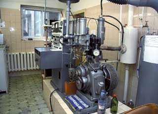 Октановое число измеряли по моторному методу на установке (одноцилиндровый двигатель с изменяемой степенью сжатия), где имитируется нагрузка на реальный двигатель. 