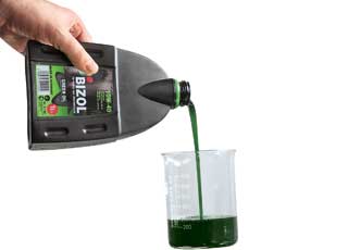 Случайно полученный характерный зеленый цвет масла Bizol Green Oil попутно будет выполнять функцию защиты от подделок.