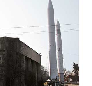 Музей космонавтики виден издалека благодаря стоящим рядом с ним ракетам. Напротив – дом-музей, где родился и жил С. П. Королев.