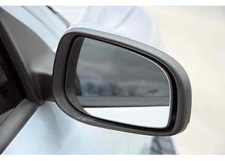 В ходе производства на S60 устанавливали наружные зеркала разного размера. Небольшие несколько ограничивают видимость. 