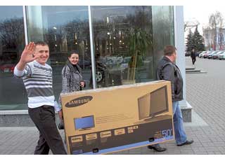 Переможцем і власником плазмового телевізора Samsung діагоналлю 50 дюймів став покупець LADA 2110 Василь Гаценко з Сумської області.