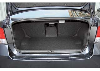 Багажник вырос на 53 литра. Дабы увеличить жесткость кузова, задние сиденья не складываются. Под полом – «докатка».
