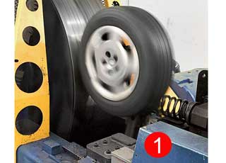 Проверяют шины на показатель сопротивления качению двумя методами: на специальном стенде в стационарных условиях (1) и в процессе движения по дорогам на нескольких одинаковых автомобилях (в колоне) (2), обутых в разные модели шин. 