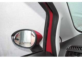 Зеркало без асферического сектора вынудило снять с Fiat баллы за обзорность. Передняя стойка не очень мешает,  но и окошко в ней практически бесполезное.