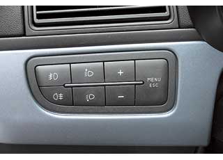 По обширному «талмуду» маршрутного компьютера в Fiat легко путешествовать благодаря крупным кнопкам слева от руля. 