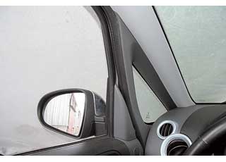 Colt радует огромными зеркалами и большим отвесным задним окном. Но за передними стойками кузова может много спрятаться от глаз водителя.