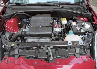 В Украине Fiat можно официально приобрести лишь со скоромным по мощности (77 л. с.) 1,4-сильным бензиновым мотором и 5-ступенчатым «роботом».