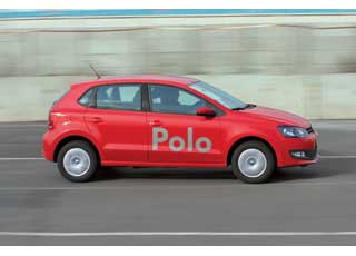 Новый VW Polo имеет абсолютно «мальчуковую» внешность, издалека его сложно отличить от Golf. 