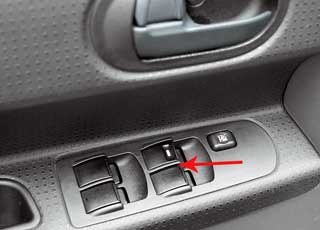 Кнопки управления стеклоподъемниками в Colt на водительской двери, а джойстик регулировки зеркал – слева от руля. 