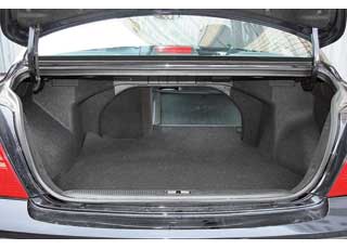 В походном положении объем багажника в Hyundai заметно меньше – 415 литров. Но стоит сложить спинку заднего сиденья, как он увеличивается до 800 литров. Хотя силовой каркас кузова оставляет не очень большое «окно» для габаритного груза.