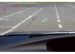 Показания спидометра, индикатора экономичности и навигационной системы проецируются на лобовое стекло.