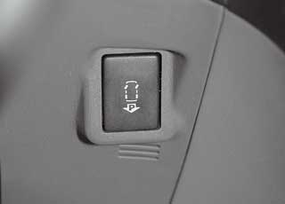 При автоматической парковке Prius вращает руль, направляясь к выбранному месту. Водитель лишь управляет тормозом.