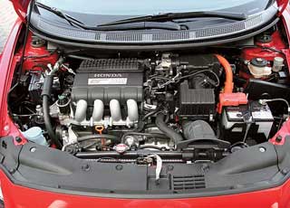 На Honda CR-Z применен параллельный тип привода Integrated Motor Assist (IMA). То есть электромотор расположен между бензиновым ДВС и коробкой передач. 
