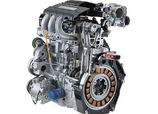 Электромотор расположен между бензиновым ДВС и коробкой передач.