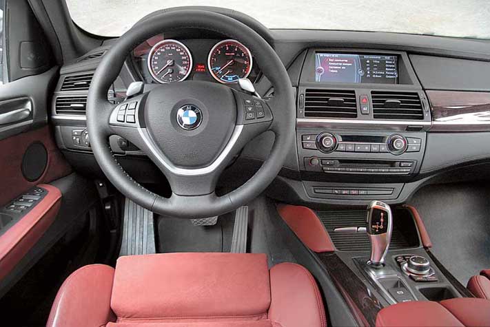 В интерьере BMW ActiveHybrid X6 – минимальные отличия от обычной версии. Гибридную машину легко узнать по щитку приборов.