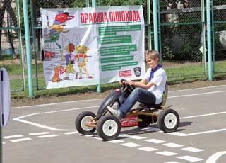 Почти три тысячи киевских школьников в будущем могут стать сотрудниками Госавтоинспекции. Именно столько детей участвуют в движении ЮИД – юных инспекторов дорожного движения. 