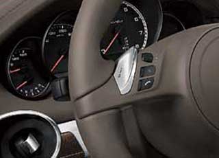  Кнопками  управления АКП Tiptronic S на многофункциональном руле пользоваться менее удобно, чем  «лепестками» .
