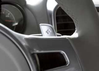  Кнопками  управления АКП Tiptronic S на многофункциональном руле пользоваться менее удобно, чем  «лепестками» .