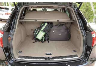 Багажник вырос на 130 литров. Заднее сиденье разделено 40:60 и сдвигается на 160 мм. Спинка складывается (40:20:40) и позволяет менять наклон в пределах 6°.