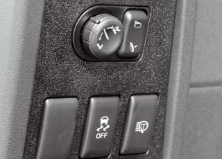 Омыватель фар активируется отдельной  кнопкой.  